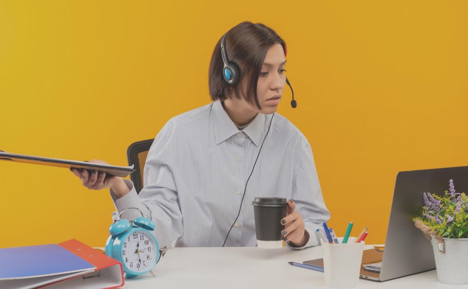 Estudiante concentrada trabajando en un ambiente optimizado